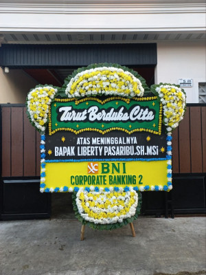 Papan Bunga Duka di Carenang Udik